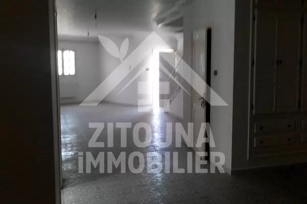 A louer une belle villa à Ennasr