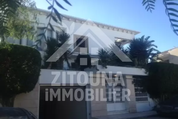 A louer une trés belle villa meulbé à Gammarth