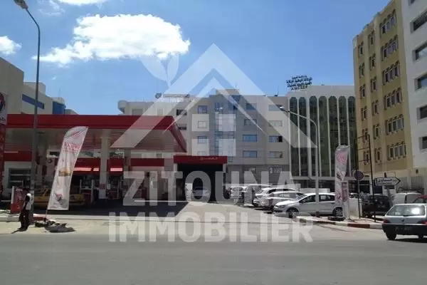 A vendre 2 magasins à Monplaisir