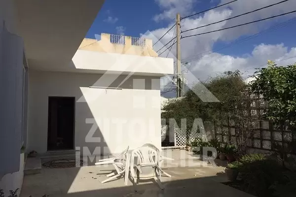 A vendre une villa avec pharmacie , deux dépôts de menuiserie et un grand jardin