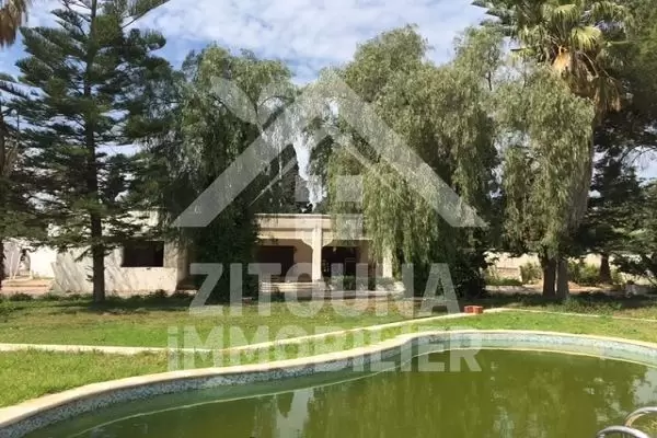 A vendre villa inachevée à La Soukra