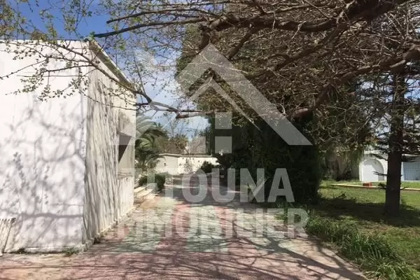 A vendre villa inachevée à La Soukra