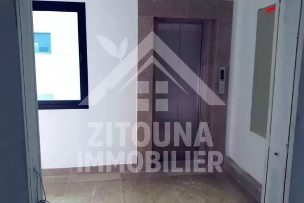 un étage d'un immeuble 750 m² à la location au lac 3