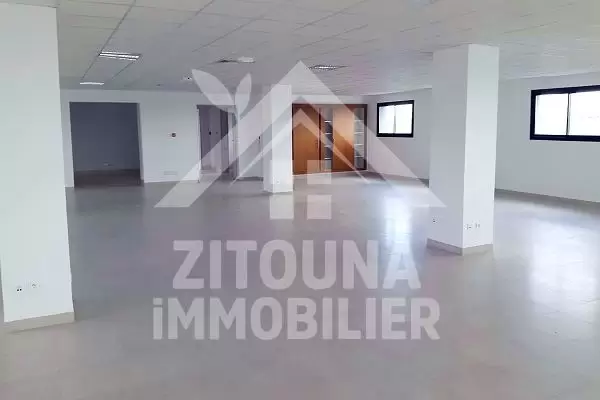 un étage d'un immeuble 750 m² à la location au lac 3