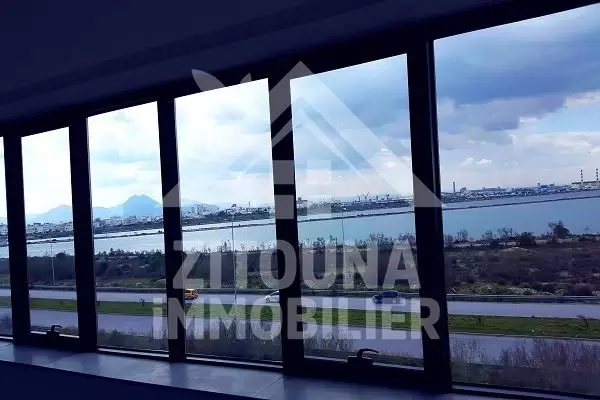 un étage d'un immeuble 750 m² à la location au lac 3