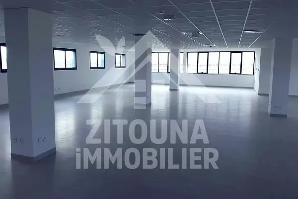 un étage d'un immeuble 750 m² à la location au lac 3