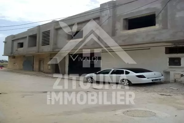 A vendre 3 appartements et 2 entrepôts