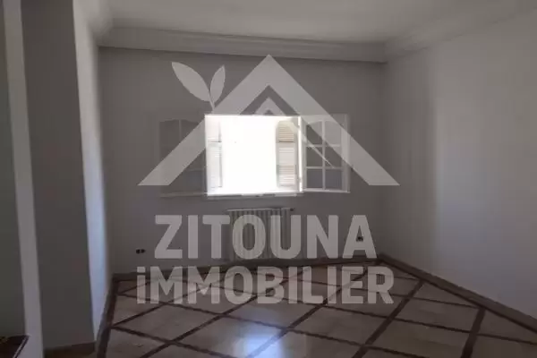 A louer un étage de villa à Amilcar