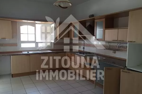 A louer un étage de villa à Amilcar