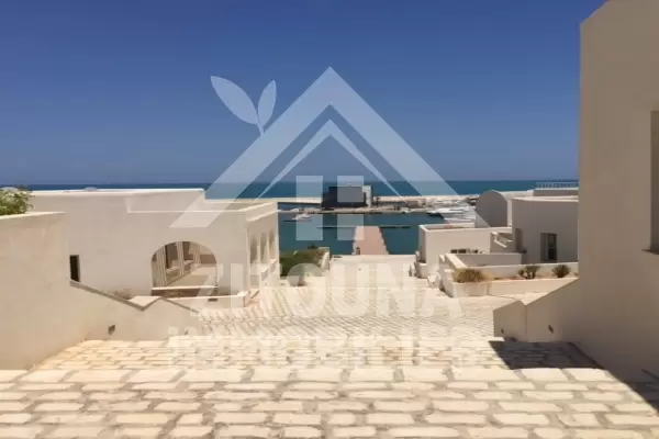 A louer un très beau triplex à Gammarth Marina