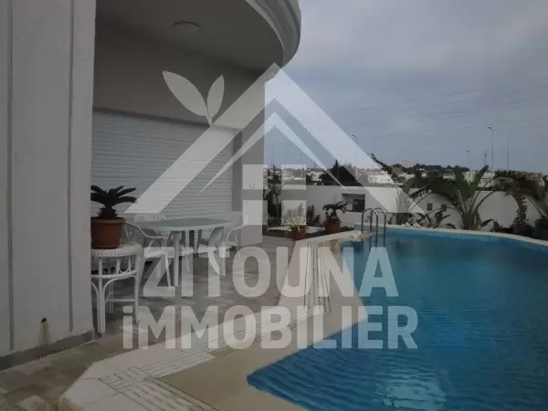 Rez de chaussée à louer avec piscine