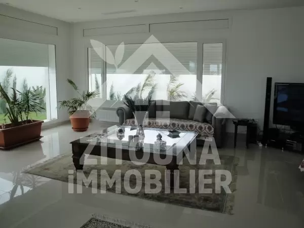 Rez de chaussée à louer avec piscine