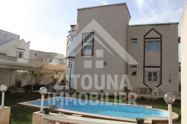 Rez de chaussée de villa vide avec piscine