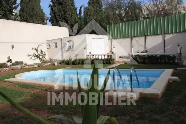 Rez de chaussée de villa vide avec piscine