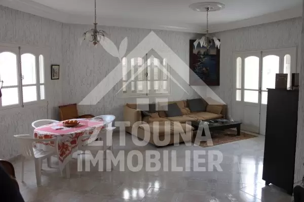 Rez de chaussée de villa vide avec piscine