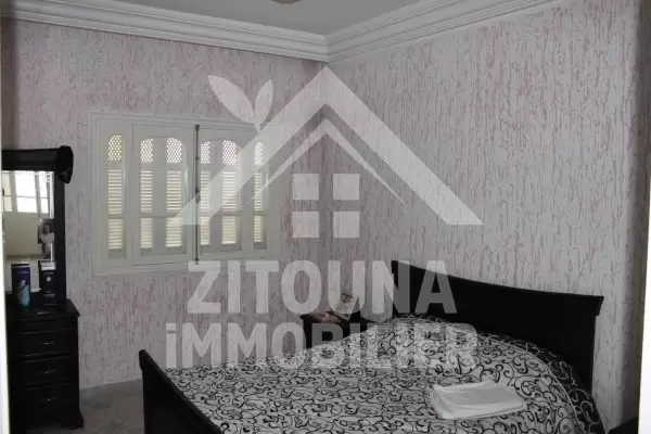 Rez de chaussée de villa vide avec piscine