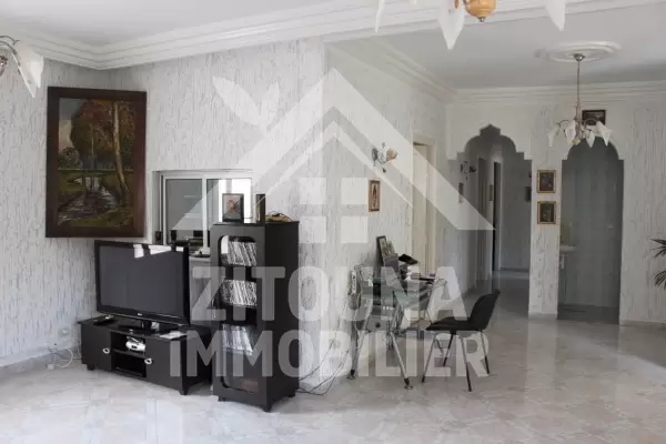 Rez de chaussée de villa vide avec piscine