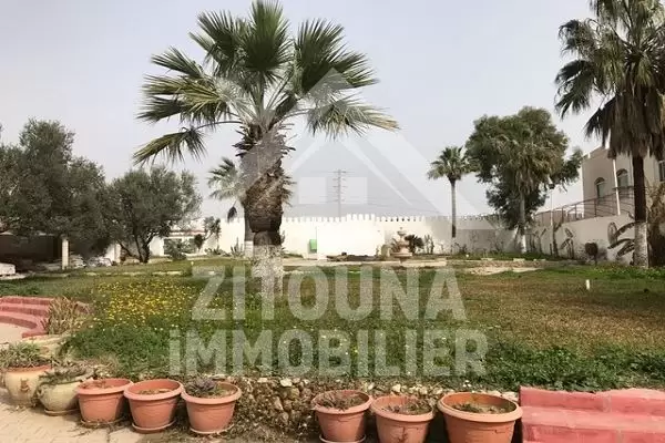 A vendre un terrain sur la route principale de Nabeul