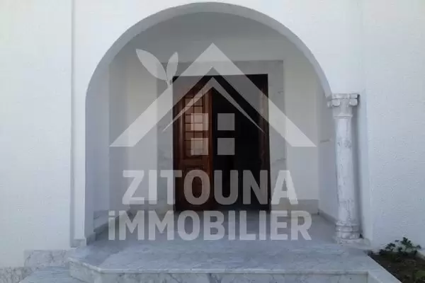 A louer une belle villa à la Marsa Corniche