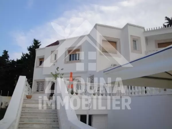 A vendre un magnifique triplex dans un quartier calme avec vue sur la foret de Gammarth