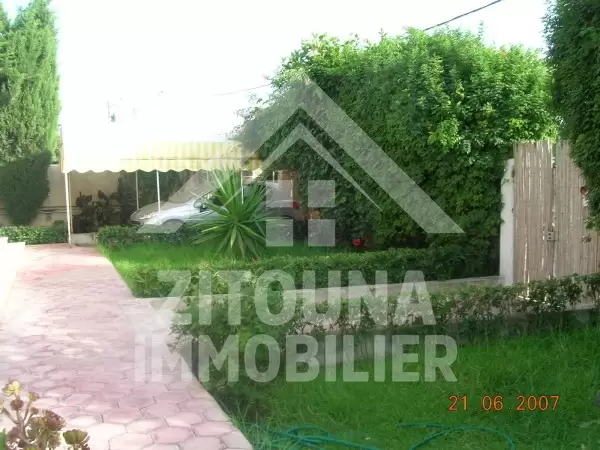 A louer Rez de chaussée entièrement meublée