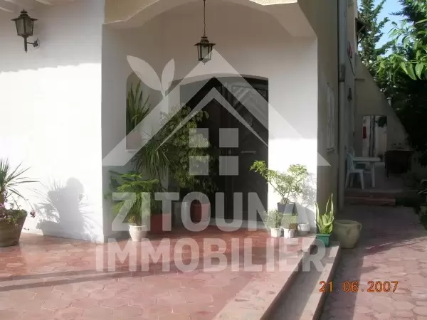 A louer Rez de chaussée entièrement meublée