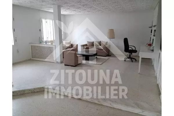A louer un rez de chaussée de villa à usage bureautique de 180m2 sur la route de la Marsa