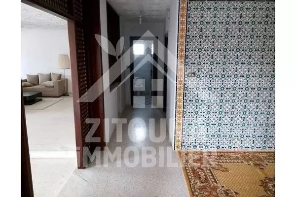 A louer un rez de chaussée de villa à usage bureautique de 180m2 sur la route de la Marsa