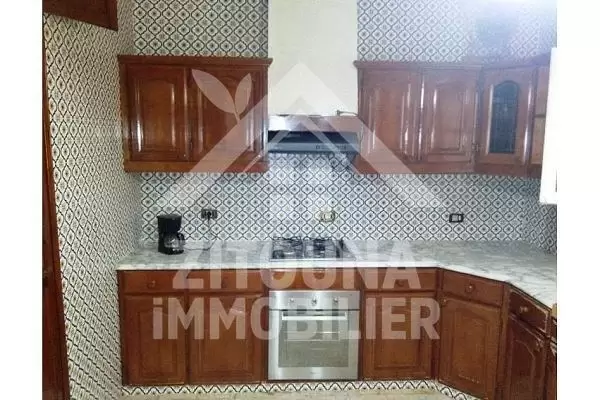 A louer un rez de chaussée de villa à usage bureautique de 180m2 sur la route de la Marsa