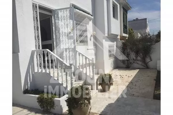 A louer une villa sur 3 étages de superficie de 400 m2 à cité Khalil