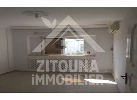 A louer une villa sur 3 étages de superficie de 400 m2 à cité Khalil