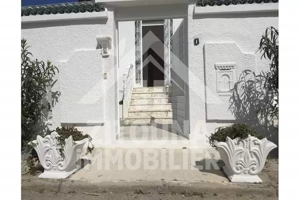 A louer une villa sur 3 étages de superficie de 400 m2 à cité Khalil