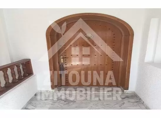 A louer une villa sur 3 étages de superficie de 400 m2 à cité Khalil