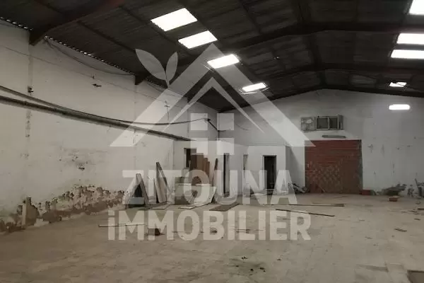 A louer un entrepôt de 1000 m2 (50/13) avec mezzanine à la Soukra