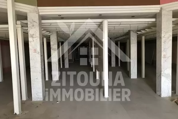 A louer un entrepôt de 1000 m2 (50/13) avec mezzanine à la Soukra