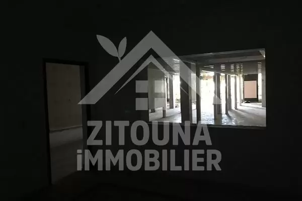 A louer un entrepôt de 1000 m2 (50/13) avec mezzanine à la Soukra