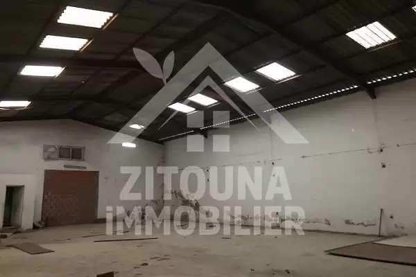 A louer un entrepôt de 1000 m2 (50/13) avec mezzanine à la Soukra