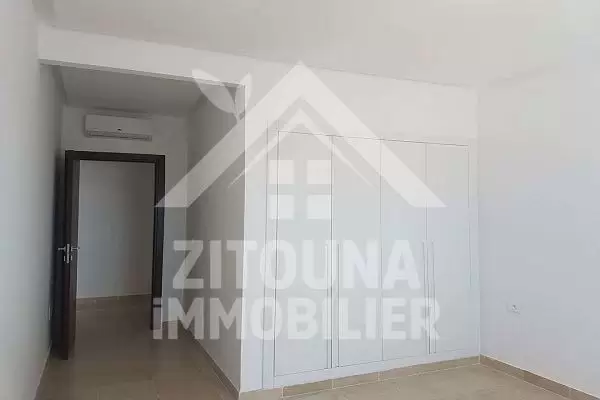 A louer un Penthouse neuf de grand standing situé à Ain Zaghouan Nord.