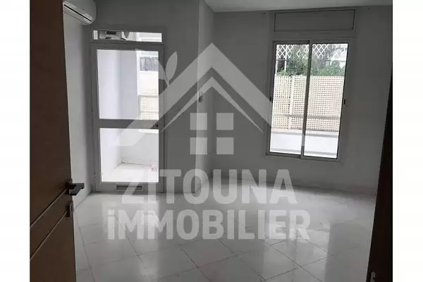 A loue un bel appartement dans une résidence gardée à la Marsa Corniche