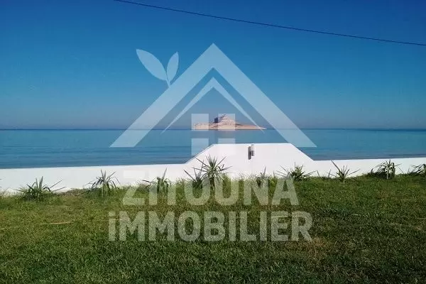 A vendre une superbe villa contemporaine au bord de la mer entièrement rénovée en 2017 à Rafraf Bizerte