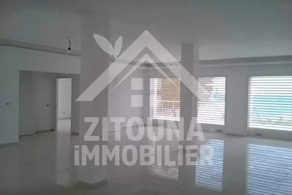 A vendre une superbe villa contemporaine au bord de la mer entièrement rénovée en 2017 à Rafraf Bizerte