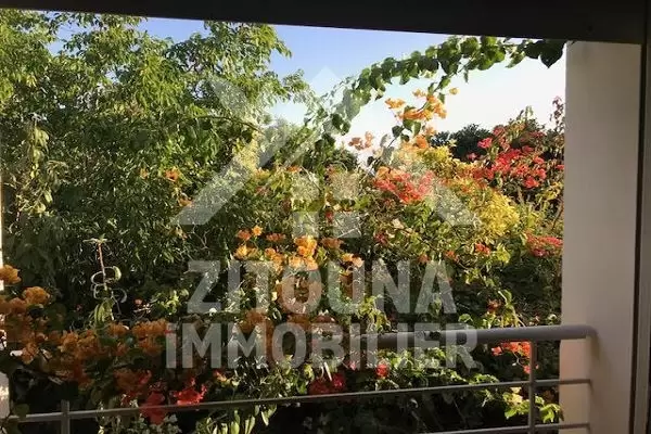 A vendre une belle villa dans une résidence gardée et à la Soukra