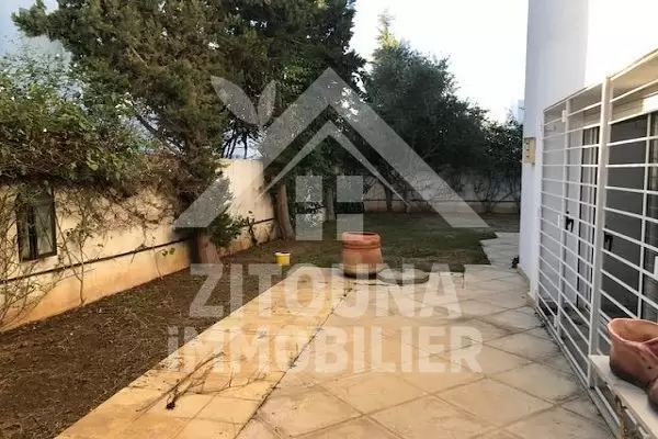 A vendre une belle villa dans une résidence gardée et à la Soukra