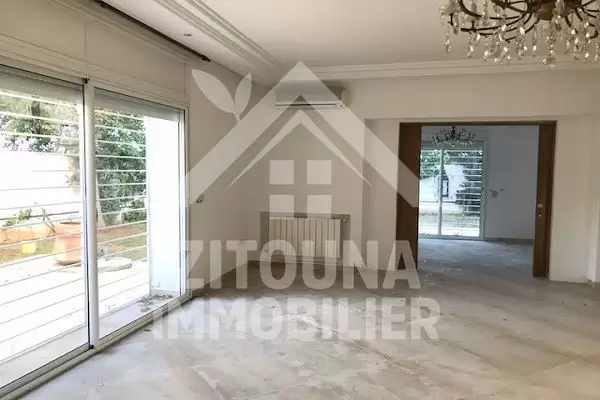 A vendre une belle villa dans une résidence gardée et à la Soukra