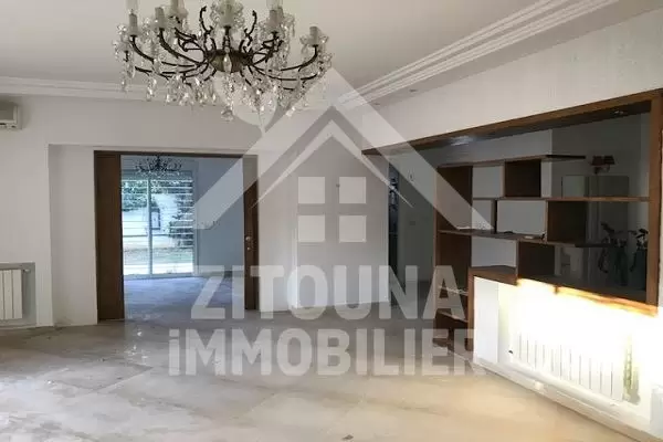 A vendre une belle villa dans une résidence gardée et à la Soukra