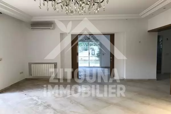 A vendre une belle villa dans une résidence gardée et à la Soukra