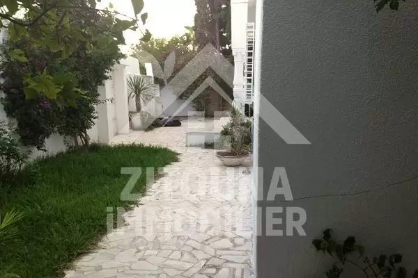 A vendre à cité les pins à La Marsa une villa