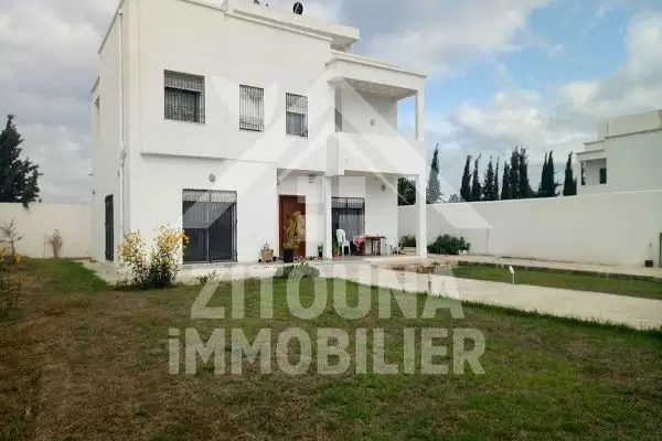 A louer une belle villa sur deux niveaux à la Soukra