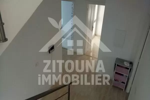 A louer une belle villa sur deux niveaux à la Soukra