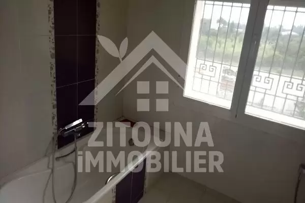 A louer une belle villa sur deux niveaux à la Soukra